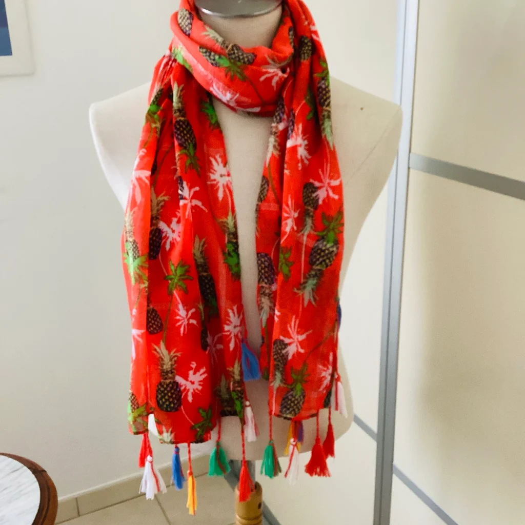 Foulard fond rouge – photo 3